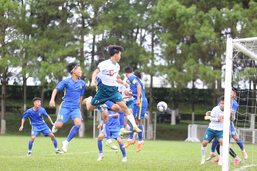 U15 Quảng Nam đã sụp đổ trước sức tấn công mạnh mẽ của đội chủ nhà. Ảnh: Văn Ngọc
