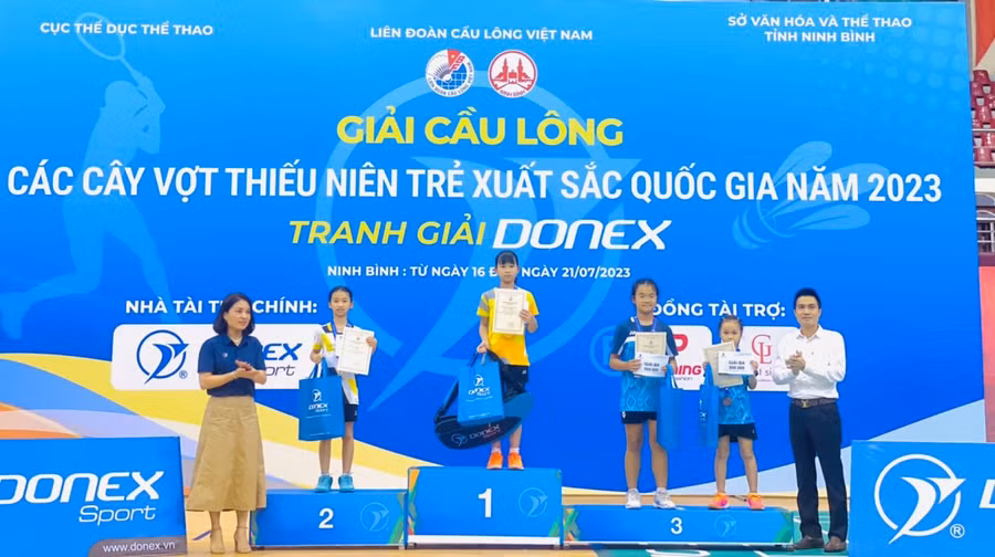 Nguyễn Khả Ngân ở bục nhận huy chương bạc tại nội dung đơn nữ lứa tuổi U11. Ảnh: Hùng Nguyễn