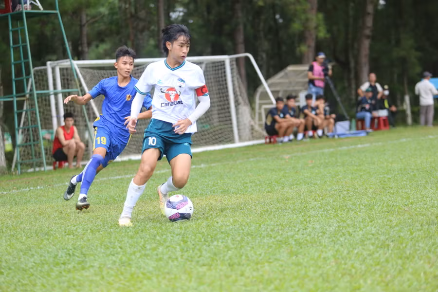 Đội trưởng Gia Bảo (phải) trở lại sau chấn thương đã có cú hattrick ấn tượng. Ảnh: Văn Ngọc
