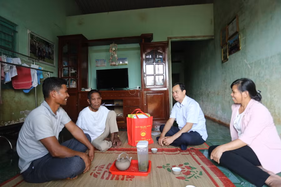 Đồng chí Võ Thanh Hùng (thứ 2 từ phải qua) ân cần thăm hỏi sức khỏe các bệnh binh. Ảnh: Văn Ngọc