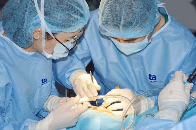 Bác sĩ Hương (trái) lấy mảnh vá màng nhĩ trong phẫu thuật vá nhĩ nội soi cho một người bệnh. Ảnh minh họa: Bệnh viện Tâm Anh