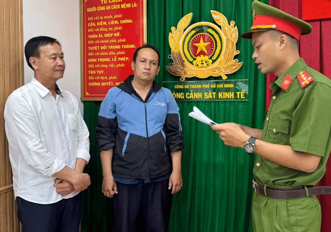 Tân (áo trắng) và Phước tại cơ quan điều tra. Ảnh: Tường Vân