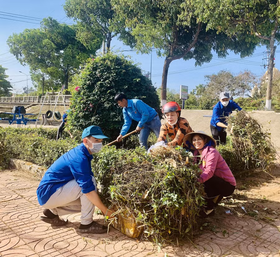 Người dân tổ 5 (phường Thống Nhất) tích cực tham gia dọn dẹp vệ sinh khu vực công cộng để đón Tết nguyên đán. Ảnh: Nhật Hào