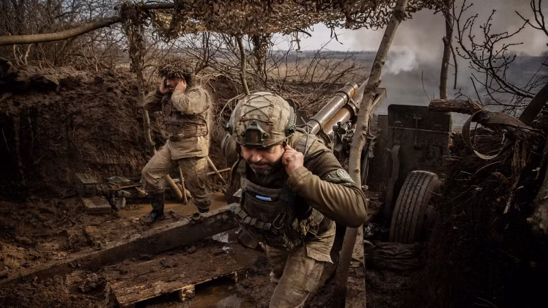 Binh sĩ Ukraine khai hỏa pháo trên chiến trường. Ảnh: New York Times