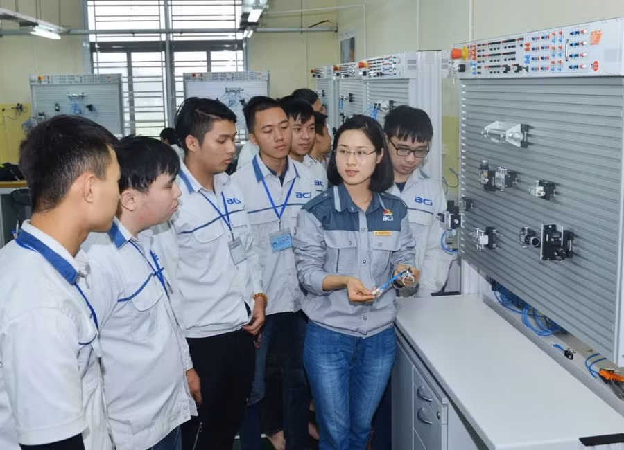 Sinh viên theo học ngành Điện tử công nghiệp tại trường Cao đẳng Công nghiệp Bắc Ninh