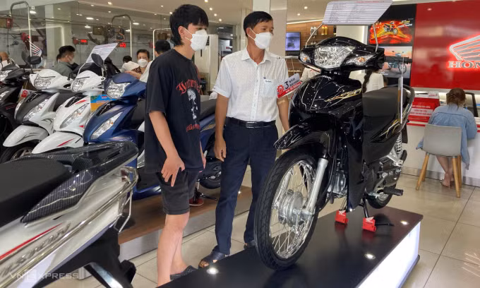 Doanh số xe máy mua trong nước giảm trong nửa đầu 2024