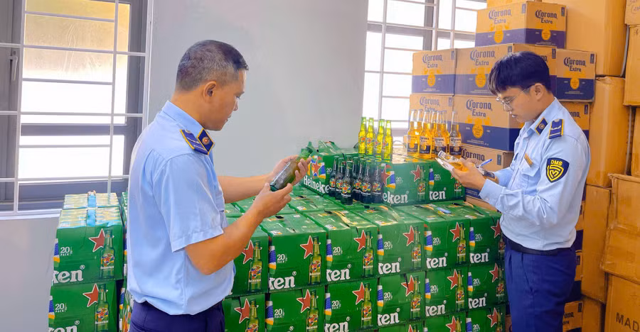 Lực lượng Quản lý thị trường đang kiểm đếm số lượng hàng hóa vi phạm
