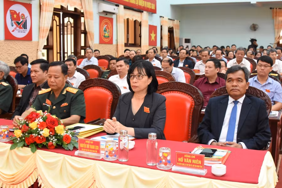 Các đồng chí lãnh đạo tỉnh dự đại hội thi đua quyết thắng. Ảnh: Đức Thụy
