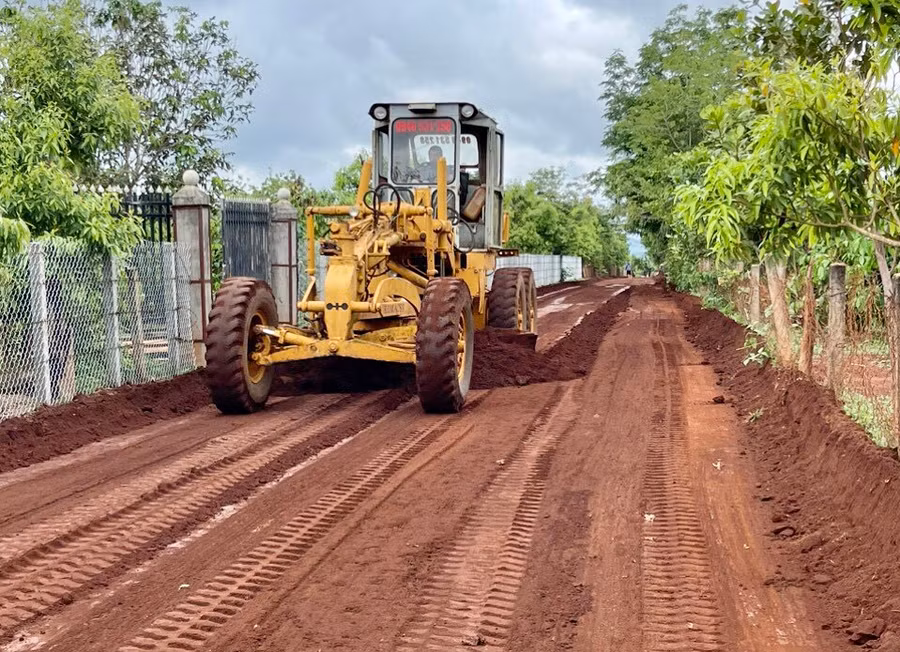 Đơn vị thi công đang triển khai làm đường giao thông nông thôn tại làng Prép, xã Ia Phí (huyện Chư Păh). Ảnh: Lê Nam