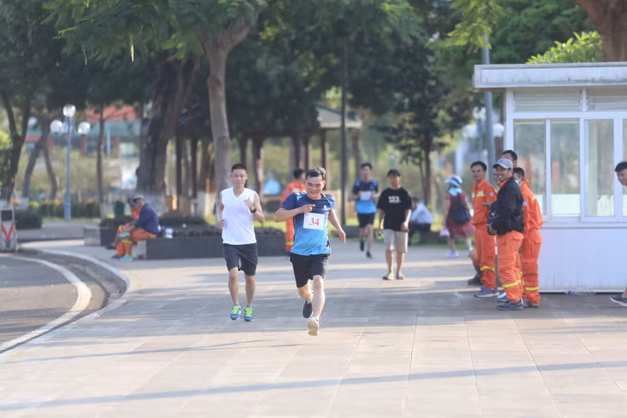 Các vận động viên tranh tài ở môn chạy việt dã cự ly 5 km. Ảnh: Văn Ngọc