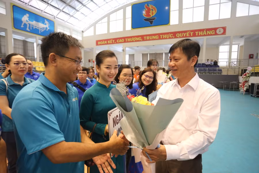 Ban tổ chức trao hoa cho các đoàn tham gia Hội thao. Ảnh: Văn Ngọc