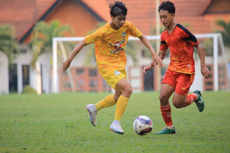 U19 Bình Định (phải) đã chơi chặt chẽ trước đội bóng đang dẫn đầu bảng. Ảnh: Trí Dũng U19 Bình Định (phải) đã chơi chặt chẽ trước đội bóng đang dẫn đầu bảng. Ảnh: Trí Dũng