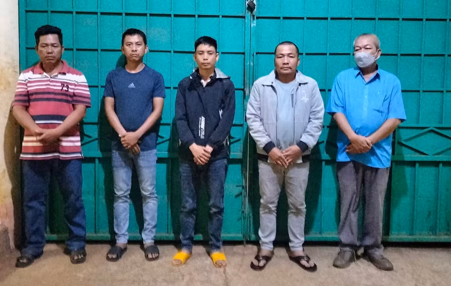 5 đối tượng đã bị khởi tố trong đường dây cá độ bóng đá tại huyện Chư Pưh. Ảnh: Tiến Bảo