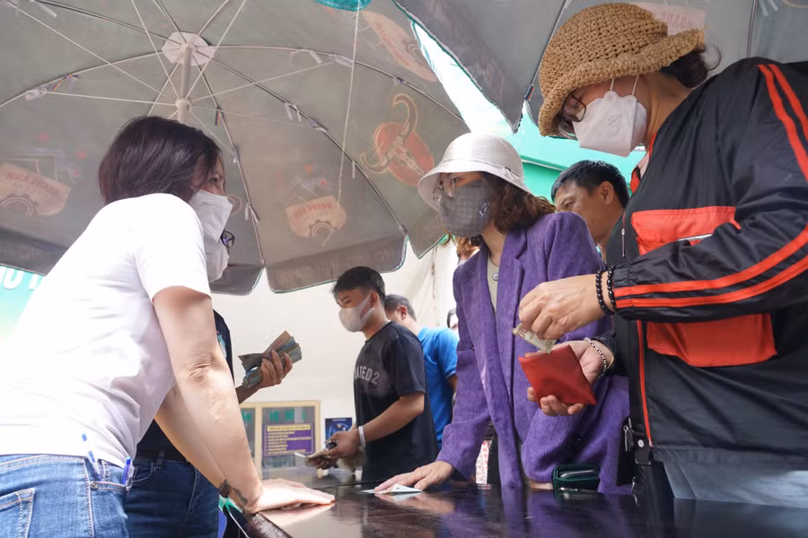Mỗi khán giả xếp hàng sẽ được mua 2 chiếc áo đấu. Ảnh: Văn Ngọc Mỗi khán giả xếp hàng sẽ được mua 2 chiếc áo đấu. Ảnh: Văn Ngọc