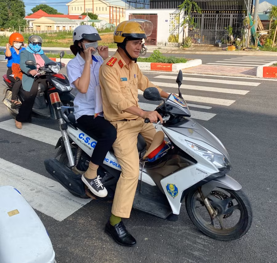 Lực lượng Cảnh sát Giao thông huyện Đak Pơ hỗ trợ thí sinh đến điểm thi đúng giờ