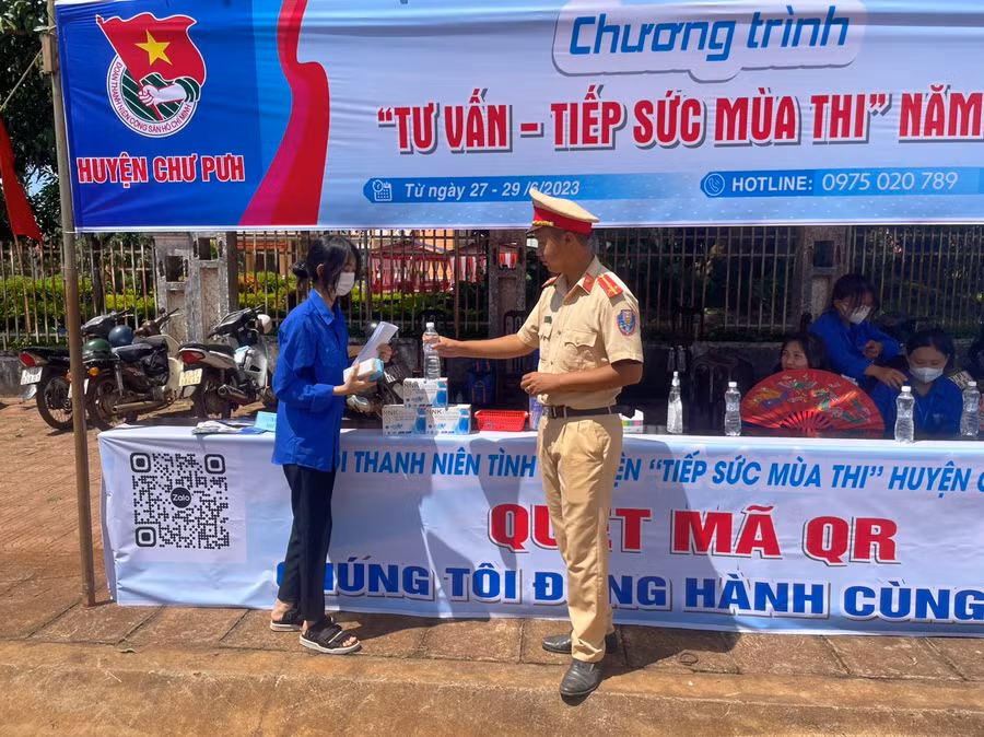 Lực lượng Cảnh sát Giao thông huyện Chư Pưh tặng nước uống, khẩu trang y tế cho các thí sinh dự thi
