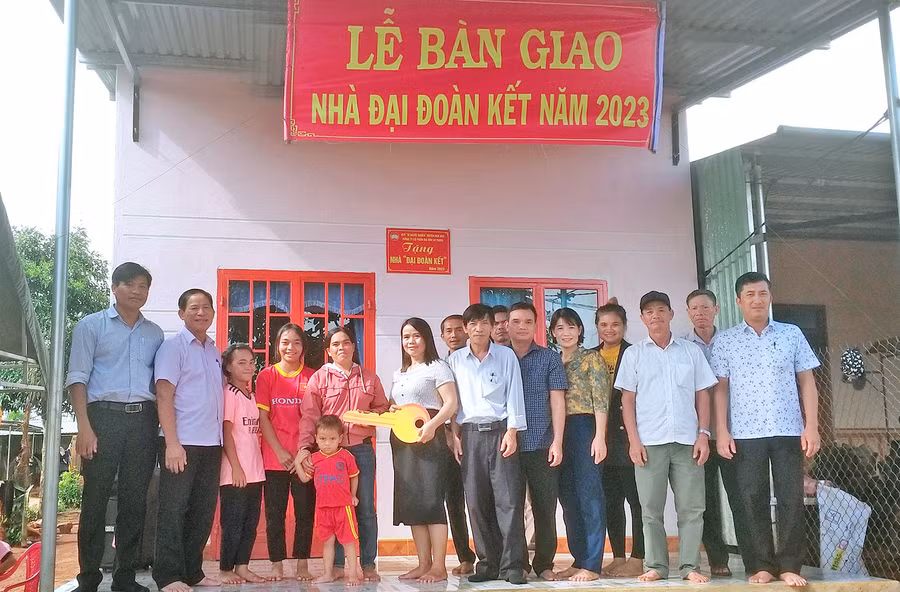 Lễ bàn giao nhà cho hộ ông Mai Khan (thôn Hlâm thị, trấn Đak Đoa, huyện Đak Đoa). Ảnh Thanh Nhật