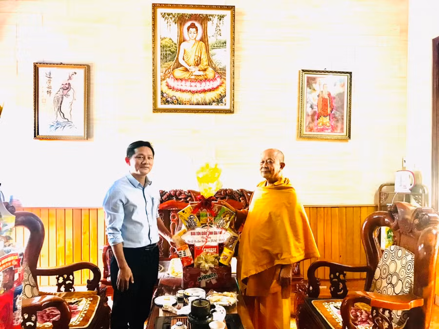 Phó Trưởng ban Tôn giáo tỉnh Nguyễn Văn Nô (trái) chúc mừng Đại lễ Vu lan tại Tổ đình Tịnh xá Ngọc Phúc (phường Yên Đổ, TP. Pleiku). Ảnh Thanh Nhật
