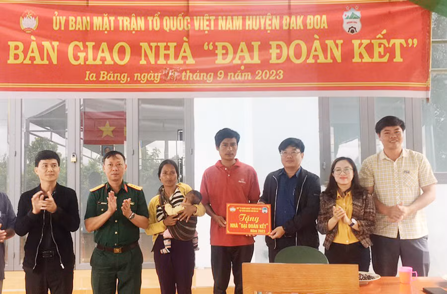 Lễ bàn giao nhà Đại đoàn kết cho gia đình ông Hvat, cư trú tại thôn Bông Lar xã Ia Băng. Căn nhà có sự tham gia ủng hộ hơn 100 ngày công xây dựng của cán bộ, chiến sỹ Lữ đoàn 234 thuộc Quân đoàn 3. Ảnh Thanh Nhật