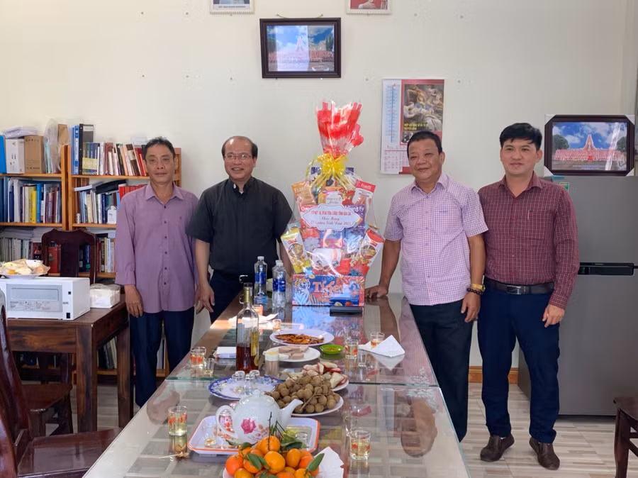 Trưởng Ban Tôn giáo tỉnh Hồ Hải Tần (thừ 2 từ phải sang) chúc mừng Giáng sinh tại Giáo xứ Thanh Hà, huyện Chư Prông. Ảnh Thanh Nhật