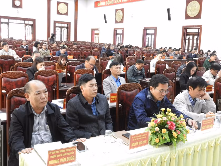 Cán bộ chủ chốt Thành phố dự hội nghị. Ảnh Thanh Nhật