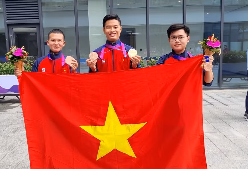 Xạ thủ Phạm Quang Huy (giữa) giành 1 huy chương vàng và 1 huy chương đồng ASIAD 19 Xạ thủ Phạm Quang Huy (giữa) giành 1 huy chương vàng và 1 huy chương đồng ASIAD 19
