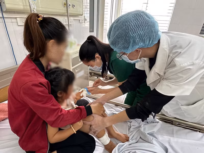 Cháu bé được tiêm phòng vaccine dại và uốn ván ngay sau phẫu thuật. Ảnh: Bệnh viện cung cấp Cháu bé được tiêm phòng vaccine dại và uốn ván ngay sau phẫu thuật. Ảnh: Bệnh viện cung cấp