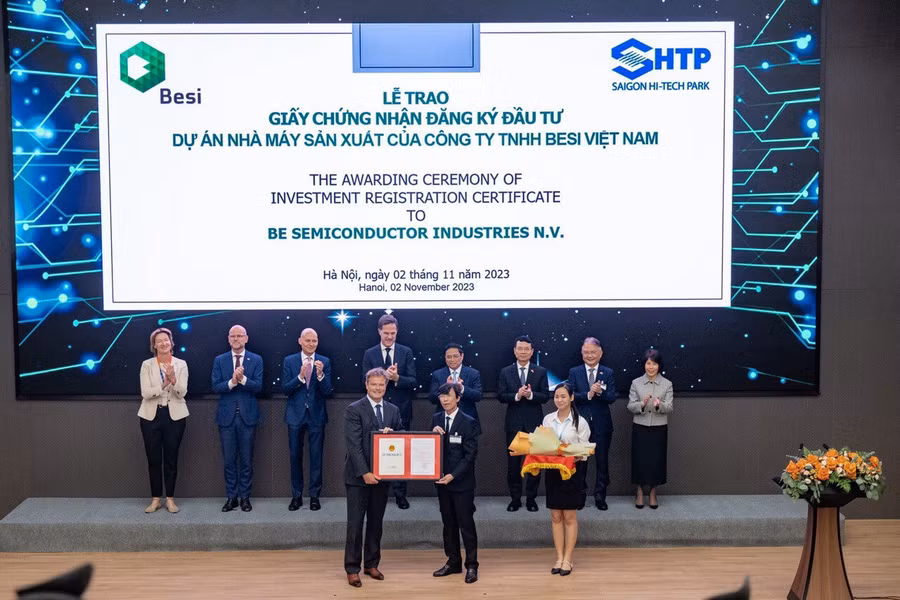 Thủ tướng Phạm Minh Chính và Thủ tướng Mark Rutte chứng kiến Ban Quản lý Khu công nghệ cao TP.HCM trao giấy chứng nhận đầu tư cho Công ty BESI