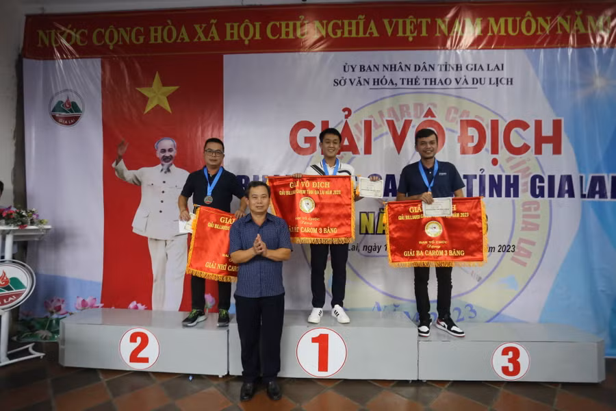 Tay cơ trẻ Thế Hiếu (giữa) đã lên ngôi vô địch ở nội dung Carom 3 băng. Ảnh: Văn Ngọc