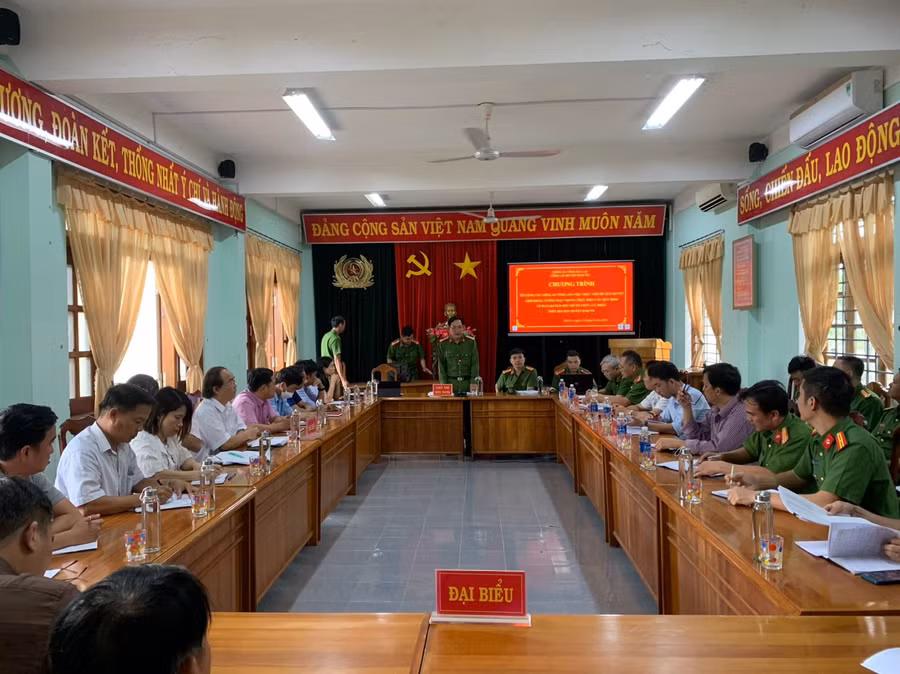 Lực lượng Công an sẽ tháo gỡ những khó khăn, vướng mắc cho các cơ sở thông qua đối thoại trực tiếp. Ảnh: Văn Thái