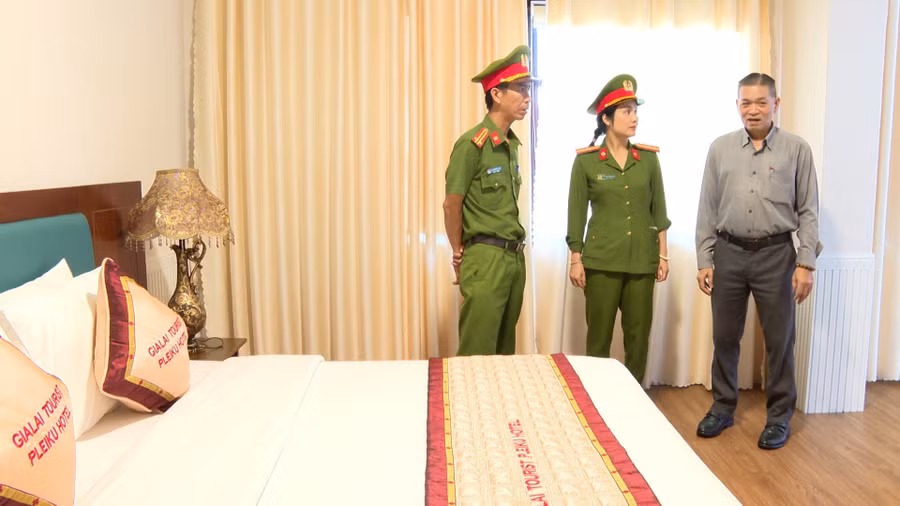 Lực lượng Công an yêu cầu việc kiểm tra phải hạn chế tối đa ảnh hưởng đến hoạt động bình thường của các cơ sở. Ảnh: Văn Thái