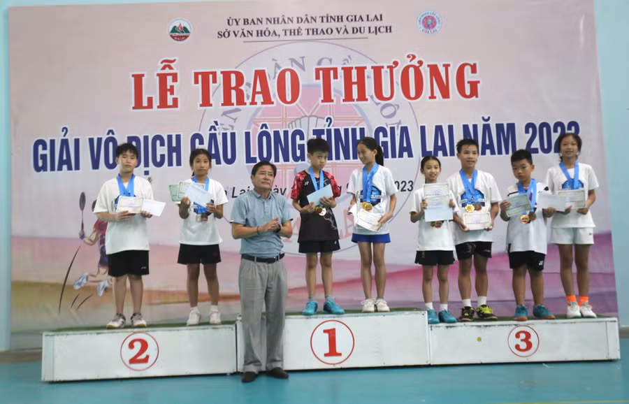 Ban tổ chức đã trao 16 bộ huy chương cho các VĐV xuất sắc nhất. Ảnh: Văn Ngọc Ban tổ chức đã trao 16 bộ huy chương cho các VĐV xuất sắc nhất. Ảnh: Văn Ngọc