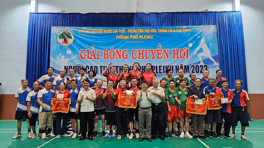 Đội bóng chuyền nam của Hội Người cao tuổi phường Yên Thế đã giành chức vô địch. Ảnh: Văn Ngọc