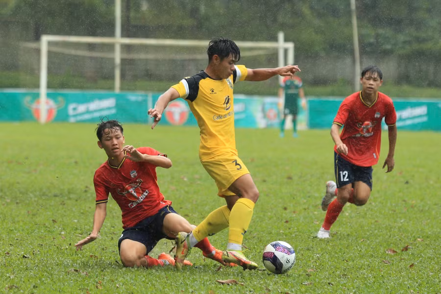 U21 Kon Tum (giữa) thực chất là các cầu thủ của học viện HAGL. Ảnh: Vũ Lê