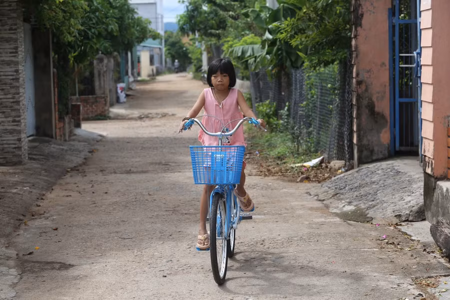 Em Ngọc Quỳnh đã được tặng xe đạp để đến trường. Ảnh: Văn Ngọc
