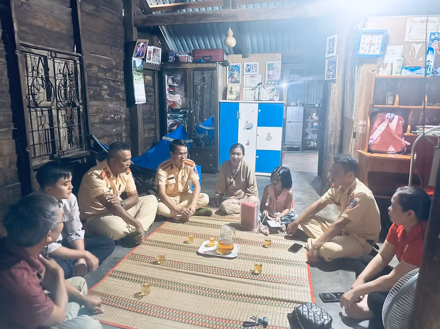 Lực lượng Công an thị xã Ayun Pa đến thăm hỏi động viên gia đình bé Ngọc Quỳnh. Ảnh: Như Vũ