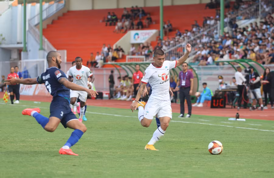 Các cầu thủ HAGL (bìa phải) sẽ có cơ hội tập dợt quan trọng trước mùa giải. Ảnh: Văn Ngọc