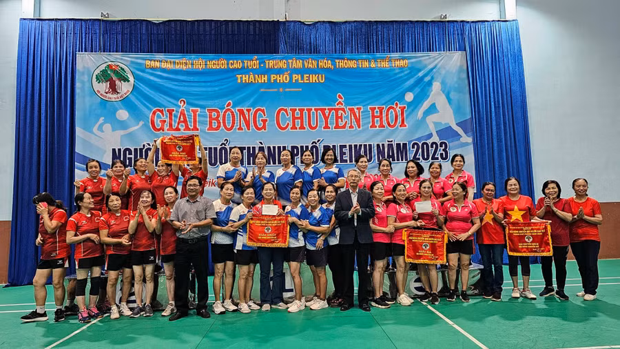 Ban tổ chức trao giải cho các đội bóng chuyền nữ. Ảnh: Văn Ngọc