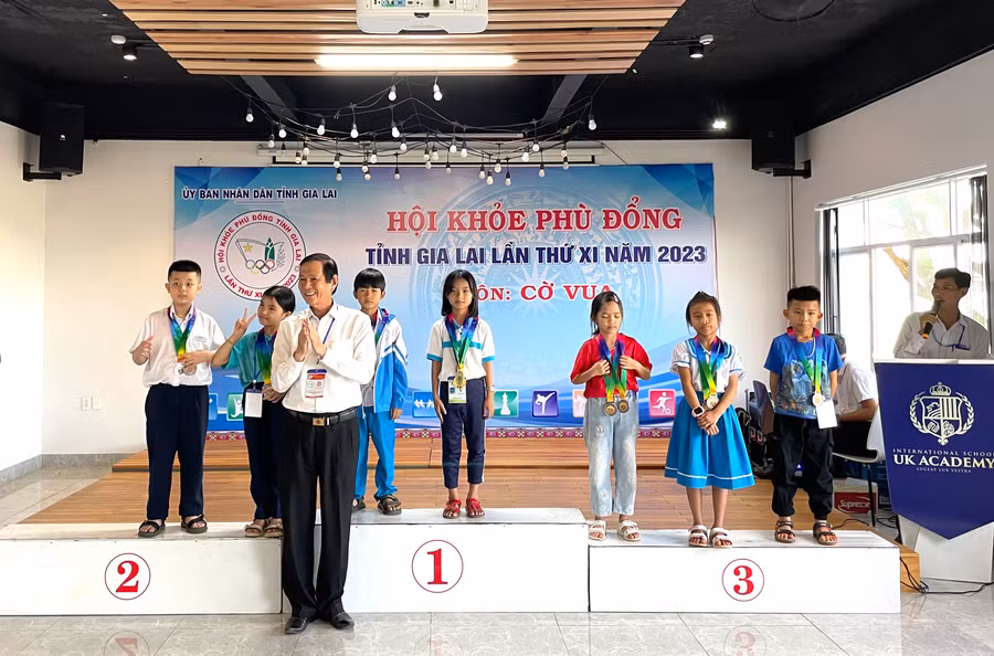 Ban tổ chức đã trao 15 bộ huy chương cho các VĐV xuất sắc. Ảnh: Văn Ngọc Ban tổ chức đã trao 15 bộ huy chương cho các VĐV xuất sắc. Ảnh: Văn Ngọc