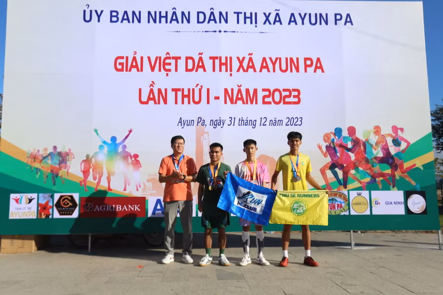 Ban tổ chức trao giải cho các VĐV ở cự ly 5 km. Ảnh: Văn Ngọc
