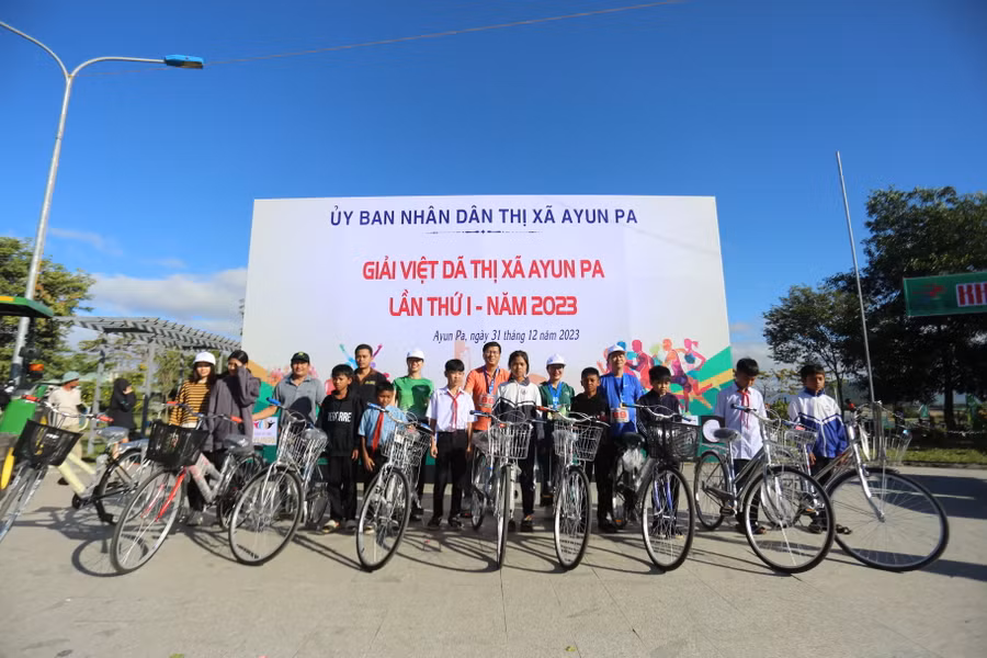 Ban tổ chức đã trao 12 chiếc xe đạp cho học sinh nghèo tại thị xã Ayun Pa. Ảnh: Văn Ngọc