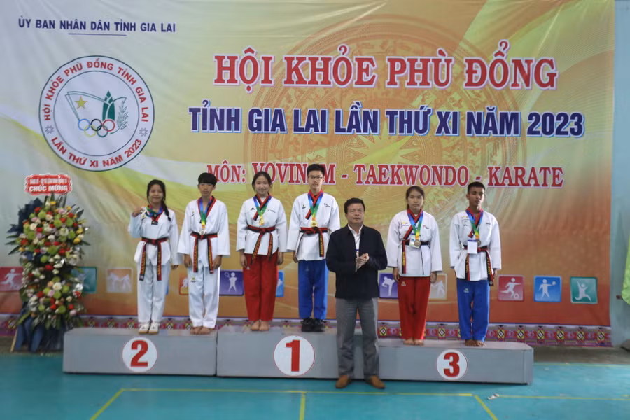 Ban tổ chức đã trao 34 bộ huy chương cho các võ sĩ Taekwondo xuất sắc. Ảnh: Văn Ngọc