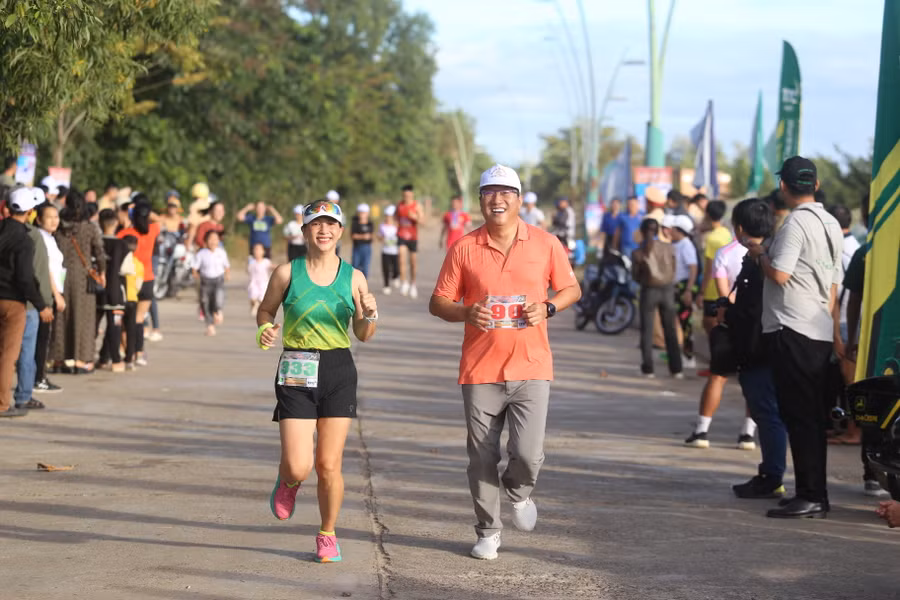 Chủ tịch UBND thị xã Ayun Pa Nguyễn Trường Sơn (số đeo 90) hoàn thành cự ly 5 km ở giải chạy. Ảnh: Văn Ngọc