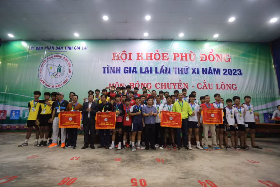 Các đội bóng chuyền nam THPT nhận giải cao ở Hội khỏe năm nay. Ảnh: Văn Ngọc