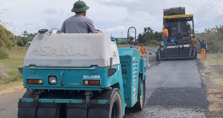 Các nhà máy điện gió đầu tư sửa chữa hư hỏng trên tuyến đường Trường Sơn Đông. Ảnh: Lê Anh