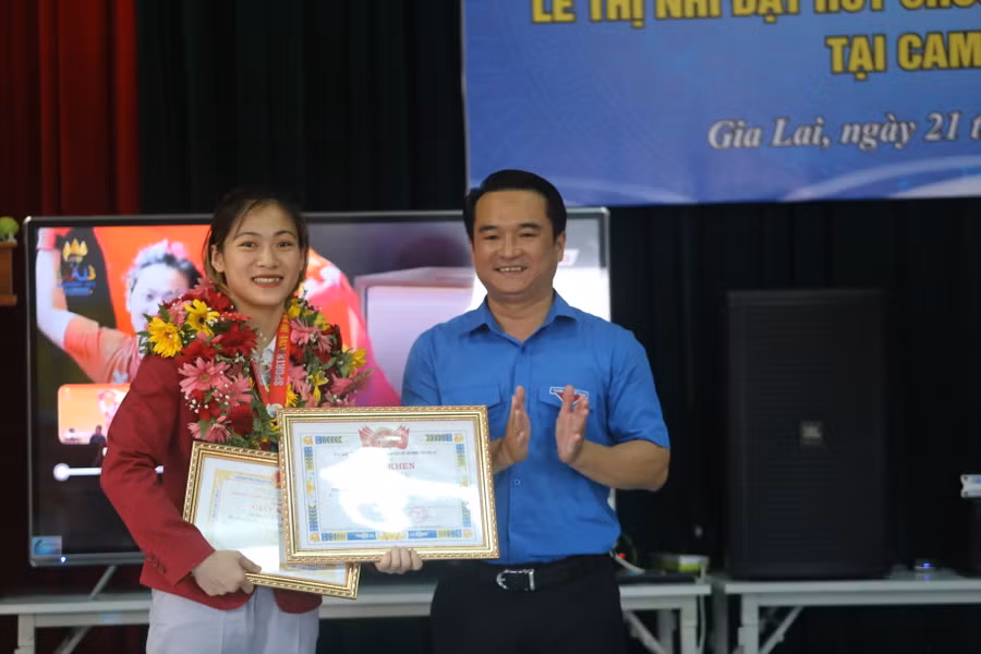 Lê Thị Nhi nhận được Bằng khen của Tỉnh đoàn Gia Lai với thành tích xuất sắc tại SEA Games 32. Ảnh: Văn Ngọc Lê Thị Nhi nhận được Bằng khen của Tỉnh đoàn Gia Lai với thành tích xuất sắc tại SEA Games 32. Ảnh: Văn Ngọc