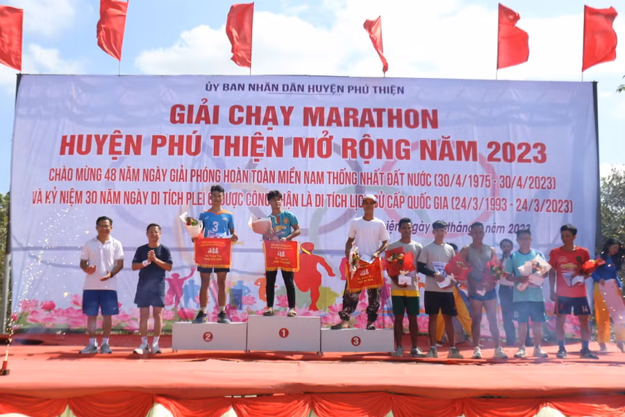 Ban tổ chức trao giải cho các nam VĐV xuất sắc nhất của giải đấu. Ảnh: Văn Ngọc