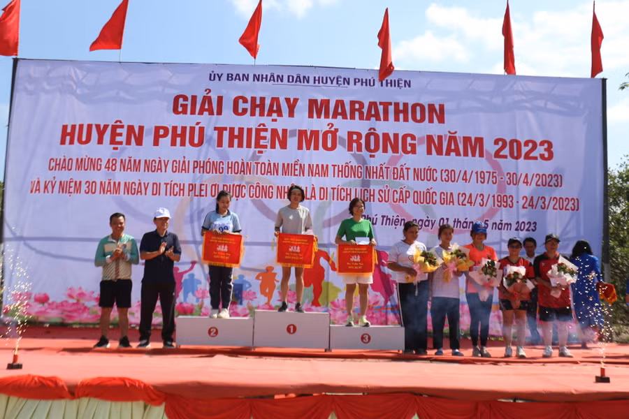Ban tổ chức trao giải cho các VĐV ở nội dung 5 km nữ. Ảnh: Văn Ngọc