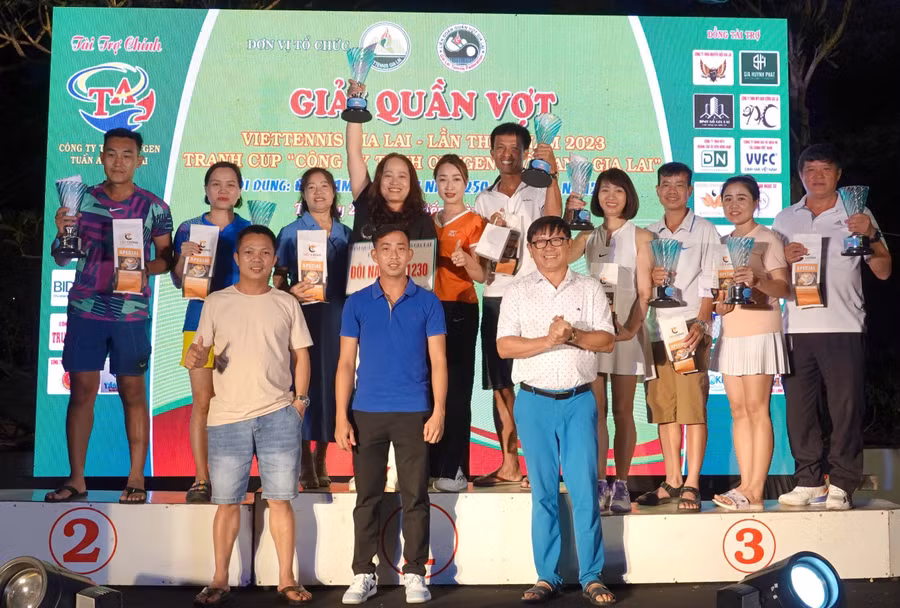 Ban tổ chức trao giải cho các tay vợt đạt thứ hạng cao ở nội dung đôi nam-nữ 1230. Ảnh: Văn Ngọc