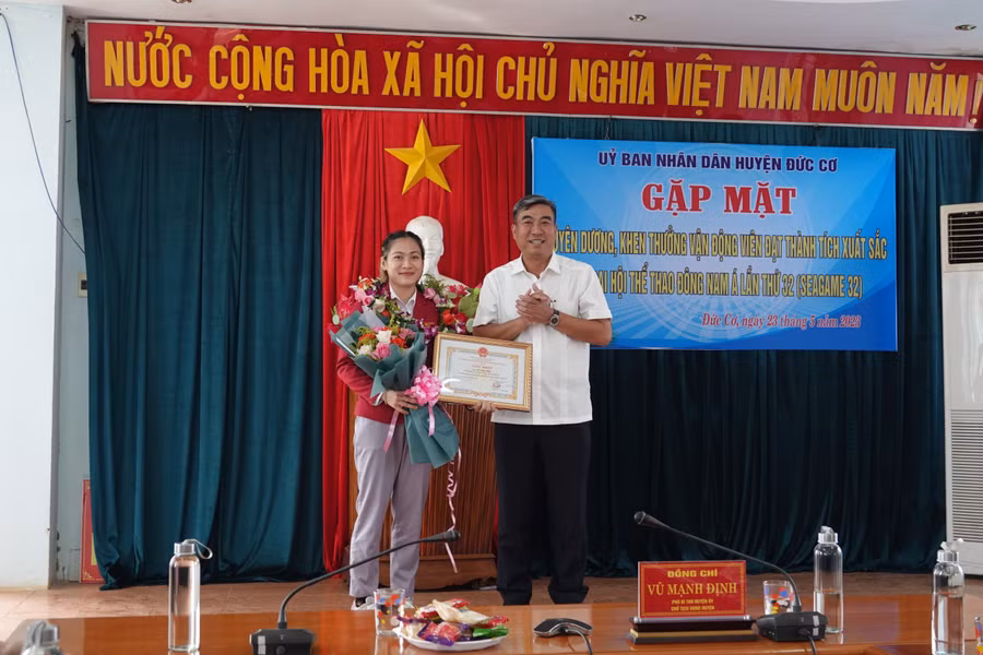 Chủ tịch UBND huyện Đức Cơ Vũ Mạnh Định trao Giấy khen cùng phần thưởng 10 triệu đồng cho võ sĩ Lê Thị Nhi. Ảnh: Văn Lợi Chủ tịch UBND huyện Đức Cơ Vũ Mạnh Định trao Giấy khen cùng phần thưởng 10 triệu đồng cho võ sĩ Lê Thị Nhi. Ảnh: Văn Lợi